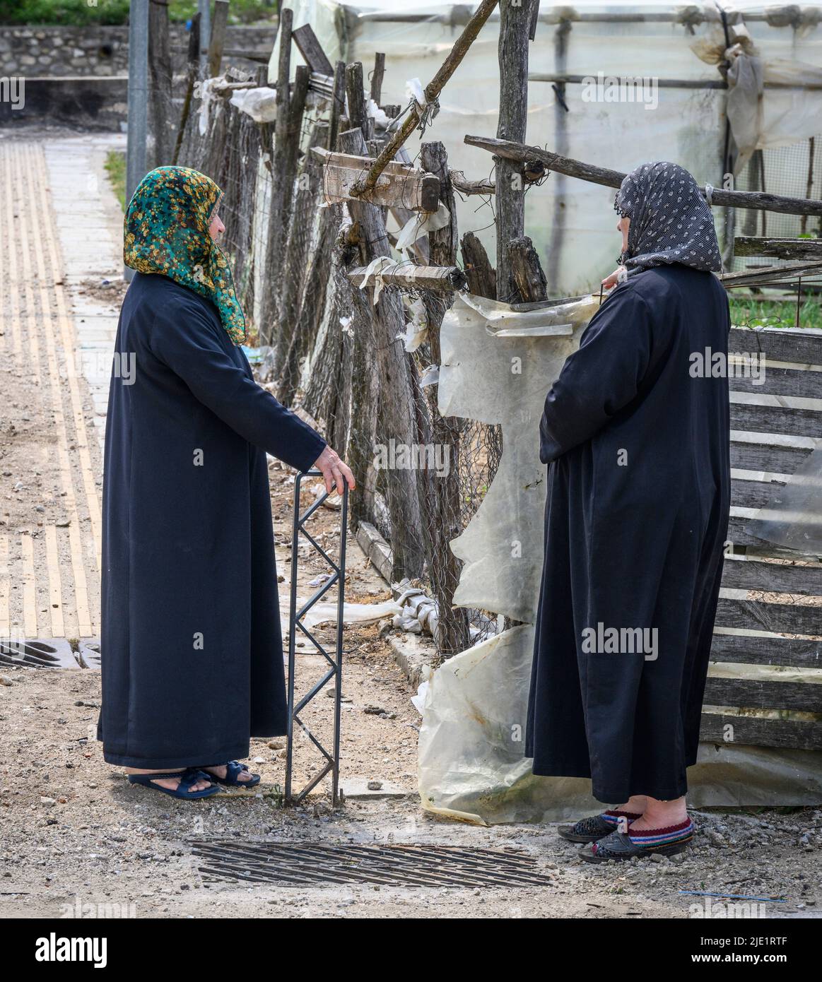 2 traditionell gekleidete muslimische Frauen unterhalten sich im Dorf Pomak in Echinos, Region Xanthi, Westthrakien, Griechenland. Die Dörfer von Pomak im Norden der Gr Stockfoto