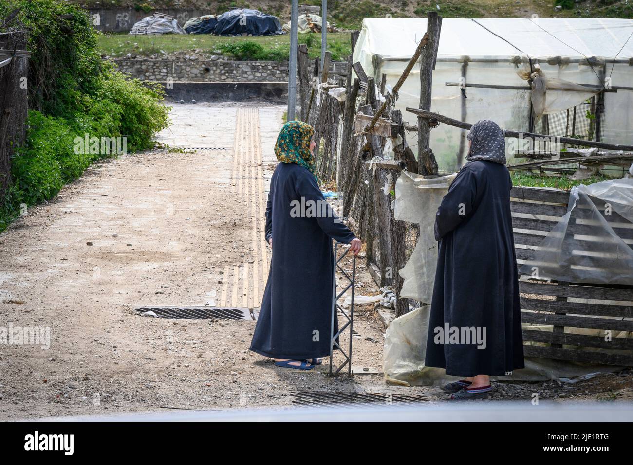 2 traditionell gekleidete muslimische Frauen unterhalten sich im Dorf Pomak in Echinos, Region Xanthi, Westthrakien, Griechenland. Die Dörfer von Pomak im Norden der Gr Stockfoto