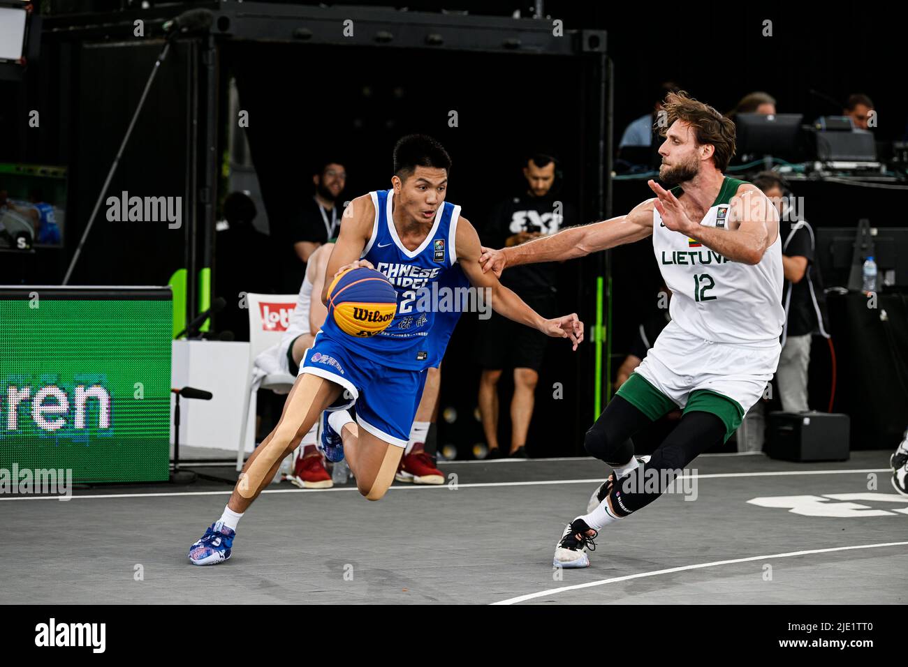 Antwerpen, Belgien. 24.. Juni 2022. Kai-Yu Wang von Chinese Tapei und Darius Tarvydas von Litauen in Aktion während eines 3x3-Basketballspiels zwischen Litauen und dem chinesischen Taipeh, in der Männer-Qualifikationsphase, bei der FIBA 2022-Weltmeisterschaft, Freitag, 24. Juni 2022, in Antwerpen. Die FIBA 3x3 Basket World Cup 2022 findet vom 21. Bis 26. Juni in Antwerpen statt. BELGA FOTO TOM GOYVAERTS Kredit: Belga Nachrichtenagentur/Alamy Live News Stockfoto