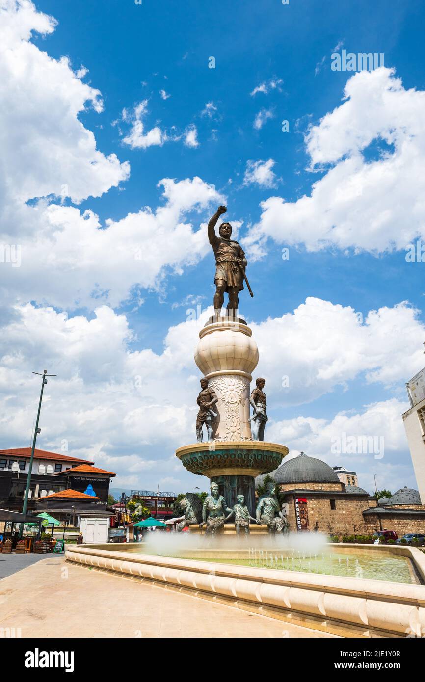 Skopje, Nordmakedonien - 2022. Juni: Philipp II. Von Makedonien-Denkmal vor dem Alten Basar im Zentrum von Skopje, Mazedonien Stockfoto