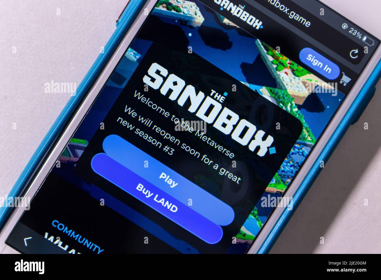 Kumamoto, JAPAN - Jun 23 2022 : die Sandbox-Website auf einem iPhone. Die Sandbox ist eine dezentrale NFT-Gaming-Metaverse-Plattform in Ethereum Blockchain Stockfoto