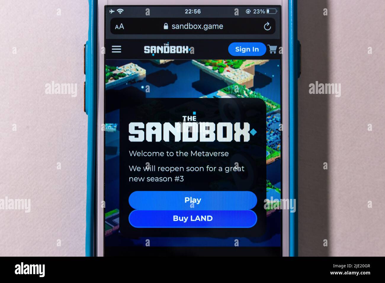 Kumamoto, JAPAN - Jun 23 2022 : die Sandbox-Website auf einem iPhone. Die Sandbox ist eine dezentrale NFT-Gaming-Metaverse-Plattform in Ethereum Blockchain Stockfoto