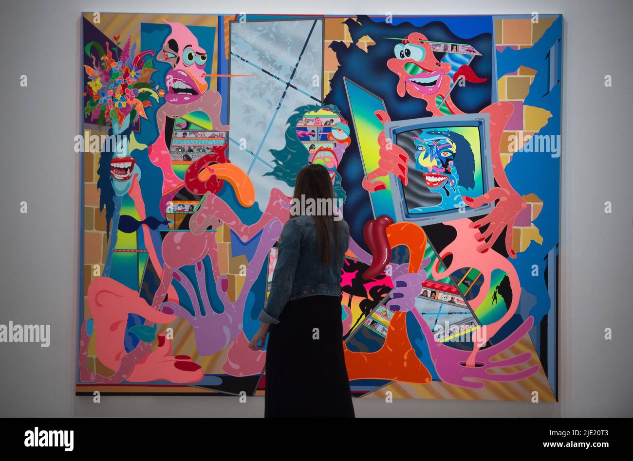 24. Juni 2022, Malaga, Spanien: Während der Eröffnung der Ausstellung "Easy Freedom" des deutschen Künstlers Erik Parker im Contemporary Art Center wird ein Besucher mit einem Gemälde gesehen. Diese Schau, die als die wichtigste Ausstellung des Künstlers gilt und Einfluss auf seine US-Subkultur hat, zeigt fast 40 Werke und Gemälde, die durch gesättigte und fluoreszierende Farben gekennzeichnet sind. Erik Parker, ein Künstler aus New York, kombiniert verschiedene Stile, die die Ästhetik der Psychedelie darstellen. Die Ausstellung läuft ab 24.. Juni bis 28.. August, (Bildquelle: © Jesus Merida/SOPA Bilder via ZUMA Press Wir Stockfoto