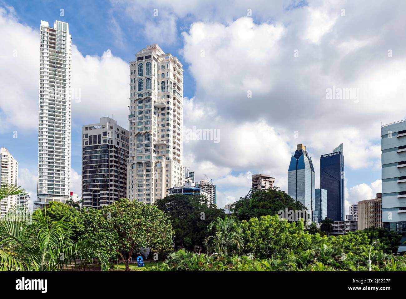 Panama City, Panama - 29. Oktober 2021: Die Skyline der Wolkenkratzer in der Innenstadt von Panama City in Panama Stockfoto