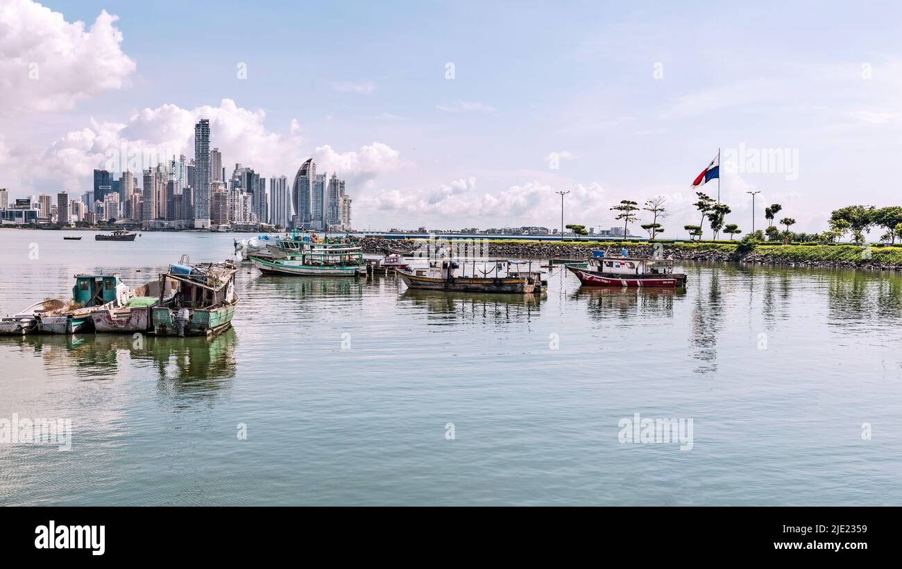 Panama City, Panama - 29. Oktober 2021: Fischerboote in Panama Bay und die Wolkenkratzer an den Ufern der Panama Bay in Panama City. Stockfoto
