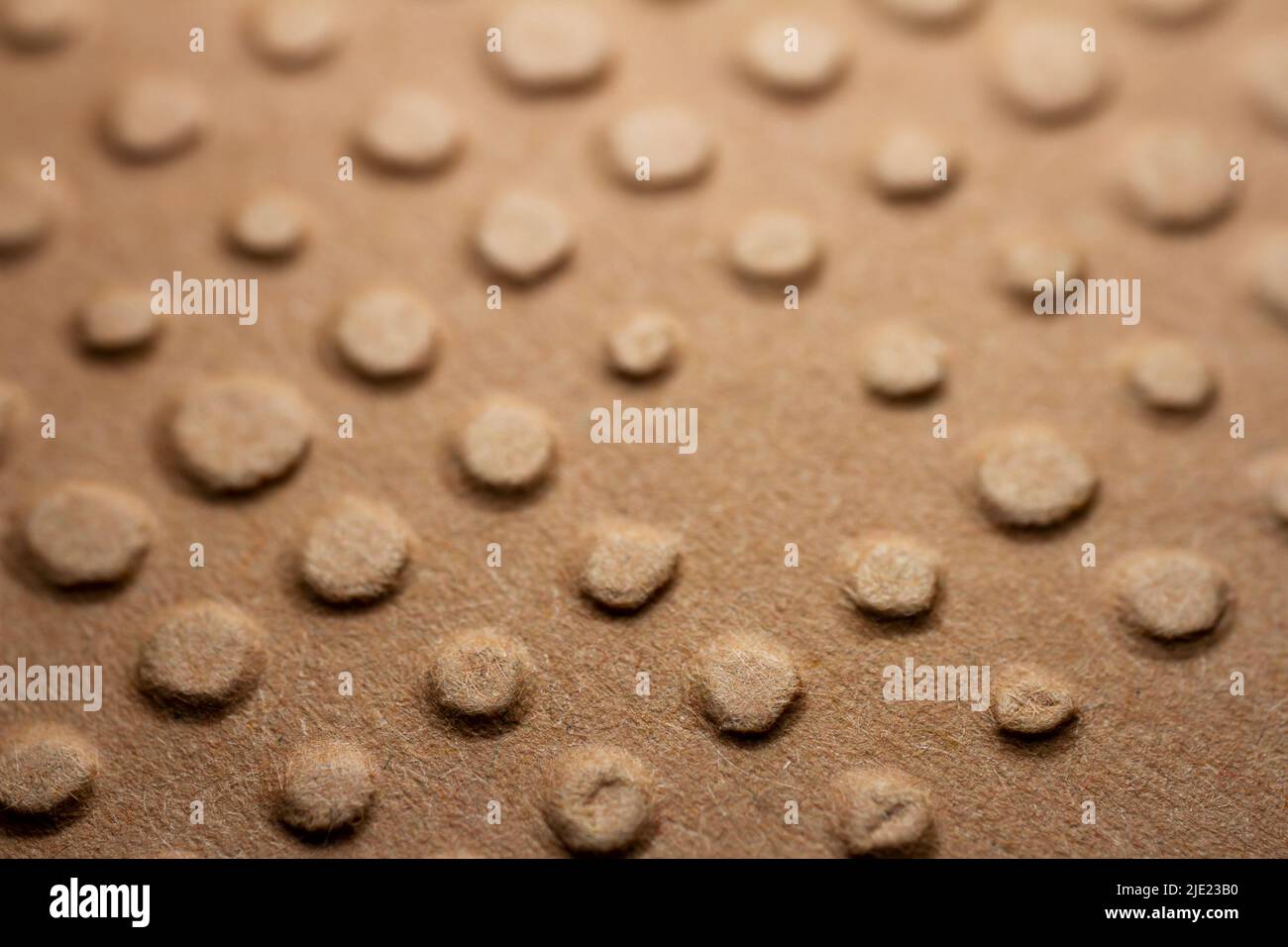 Extremes Makro aus geprägtem braunem Papier. Selektiver Fokus, geringe Schärfentiefe. Stockfoto