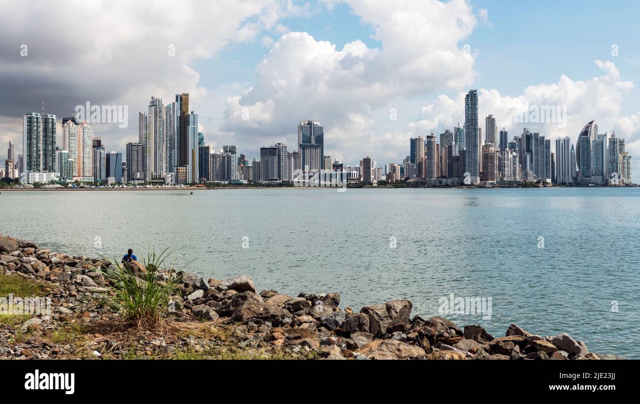 Panama City, Panama - 29. Oktober 2021: Sehen Sie die Skyline der Wolkenkratzer an den Ufern der Panama Bay in Panama City, Panama. Stockfoto