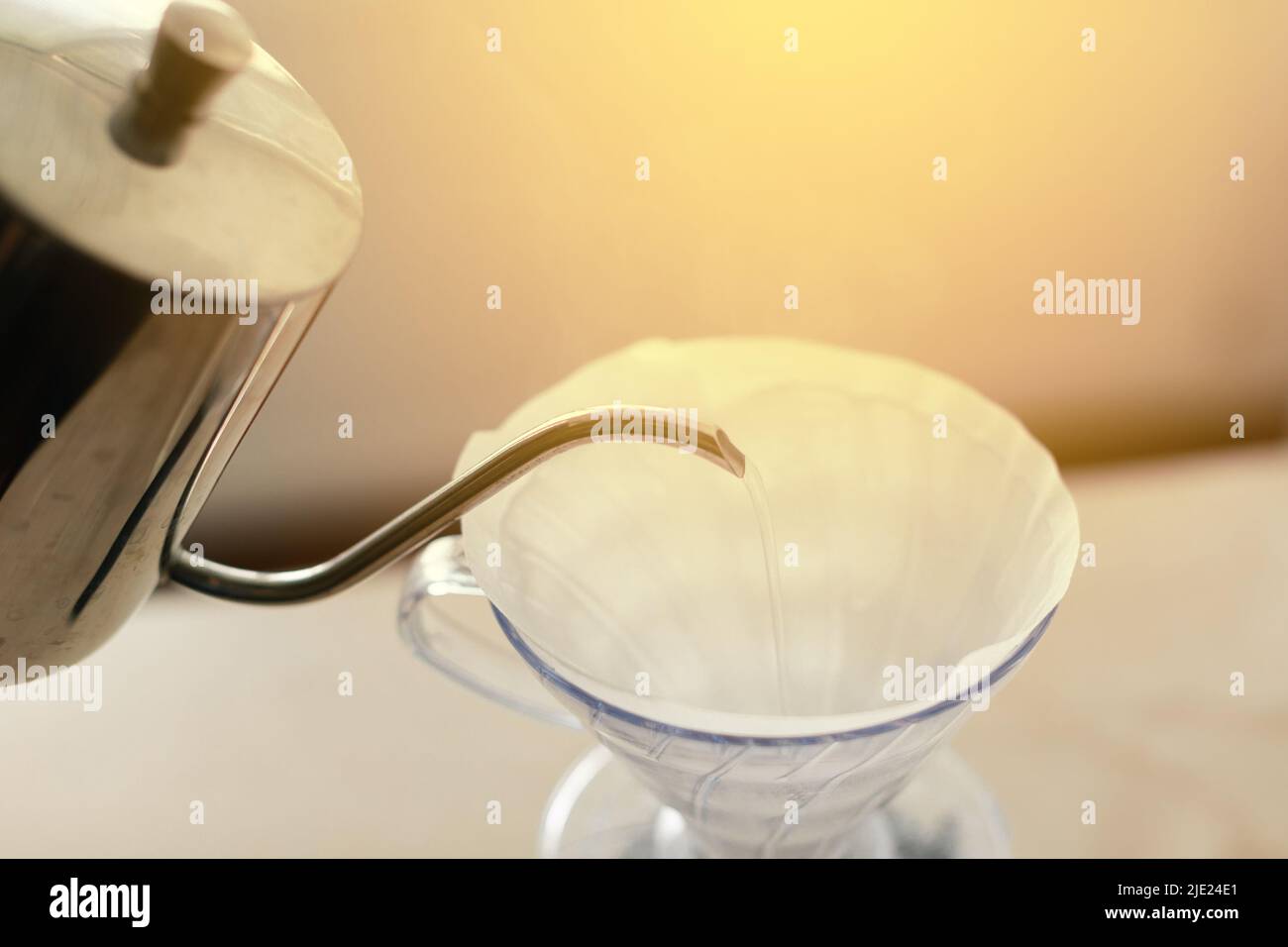 Morgenkaffee, alternative Methode zur Herstellung von Kaffee in einem Tropfglas-Dekanter. Stockfoto