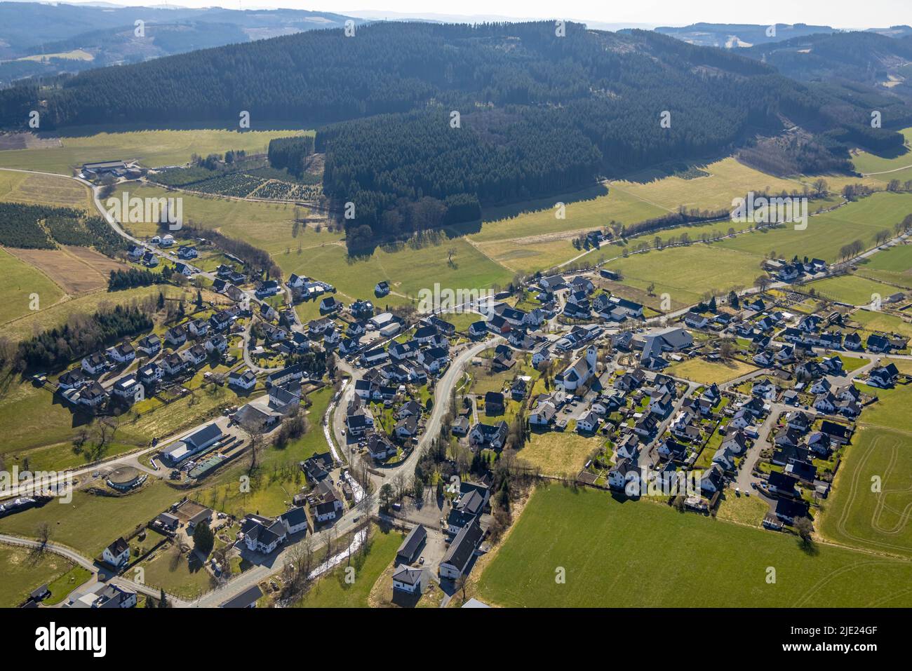 Luftbild, Ortsansicht Sieperting,enge Ortsdurchfahrt, Eslohe, Sauerland, Nordrhein-Westfalen, Deutschland Stockfoto
