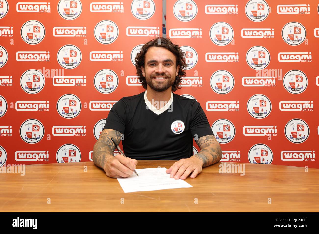 Crawley, Großbritannien. 24.. Juni 2022. Dominic Telford kennzeichnet den Crawley Town Football Club im Broadfield Stadium in Crawley. Quelle: James Boardman/Alamy Live News Stockfoto