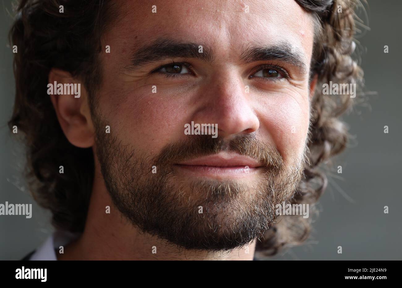 Crawley, Großbritannien. 24.. Juni 2022. Dominic Telford kennzeichnet den Crawley Town Football Club im Broadfield Stadium in Crawley. Quelle: James Boardman/Alamy Live News Stockfoto