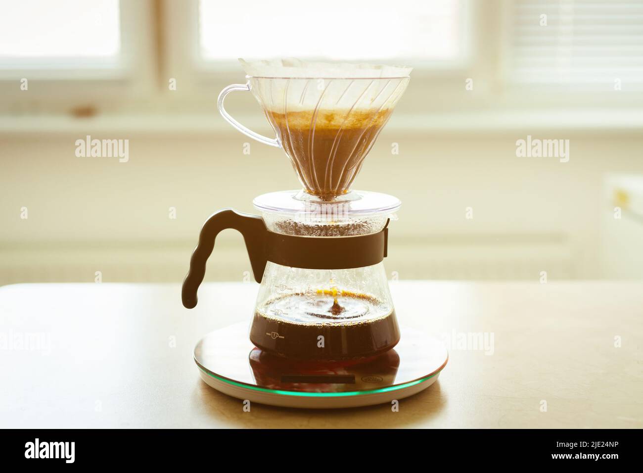 Morgenkaffee, alternative Methode zur Herstellung von Kaffee in einem Tropfglas-Dekanter. Stockfoto