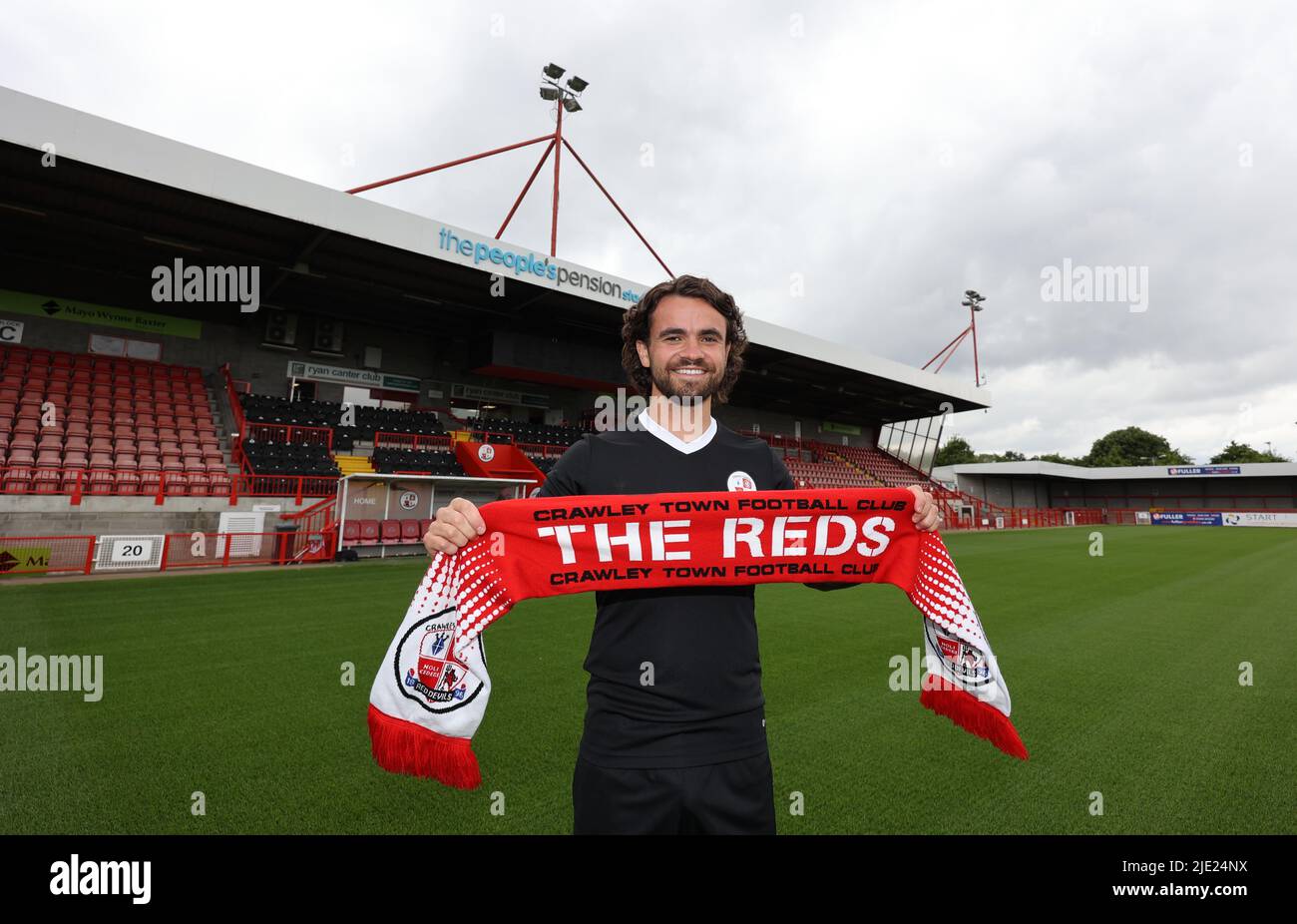 Crawley, Großbritannien. 24.. Juni 2022. Dominic Telford kennzeichnet den Crawley Town Football Club im Broadfield Stadium in Crawley. Quelle: James Boardman/Alamy Live News Stockfoto