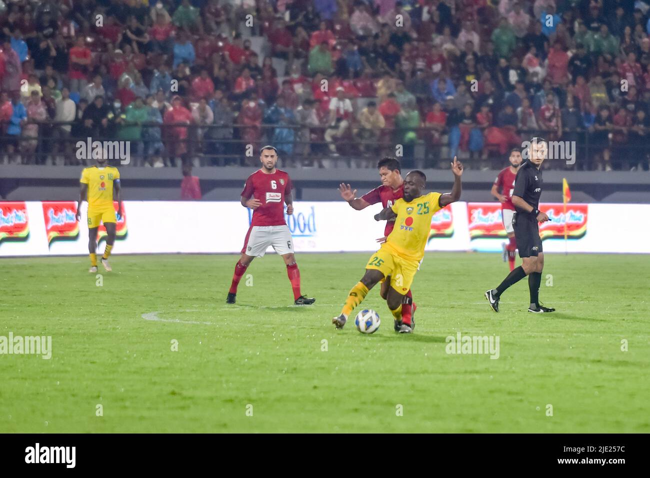 Gianyar, Bali, Indonesien. 24.. Juni 2022. DECHI MARCEL (25) vom Kedah Darul Aman FC führt ein Duell mit den gegnerischen Spielern. Ein Spiel der Asian Football Confederation (AFC) Cup 2022 Gruppe G der südostasiatischen Gruppenqualifikation zwischen dem indonesischen FC Bali United und Kedah Darul Aman aus Malaysia im I WAYAN DIPTA Stadion endete mit einem Sieg von 2-0 für den FC Bali United. (Bild: © Dicky Bisinglasi/ZUMA Press Wire) Stockfoto