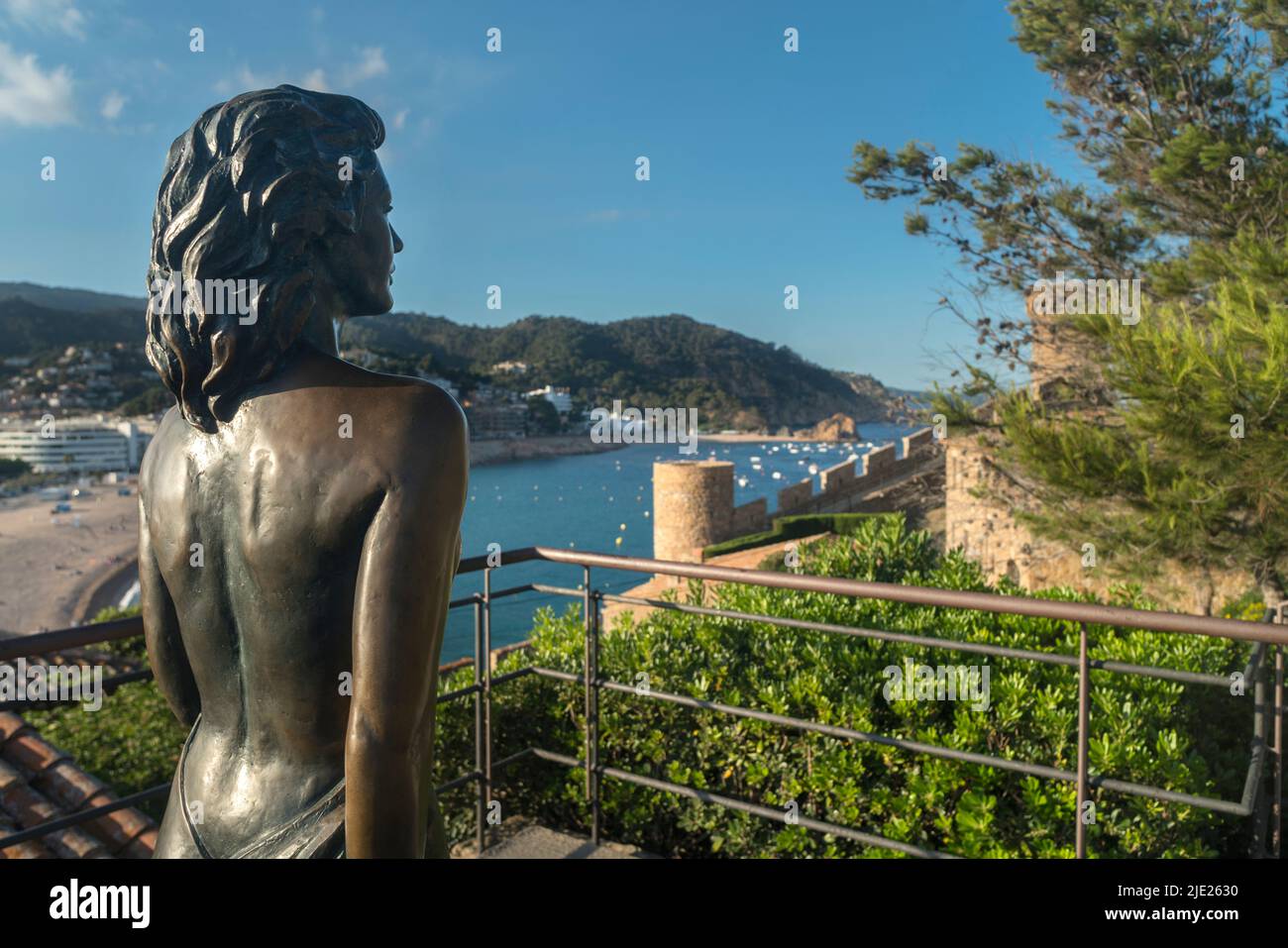 BRONZESTATUE VON EVA GARDNER (©CIO ABELI 1998) PLACETA DE L’EVA GARDNER VILA VELLA TOSSA DE MAR COSTA BRAVA GERONA KATALONIEN SPANIEN Stockfoto