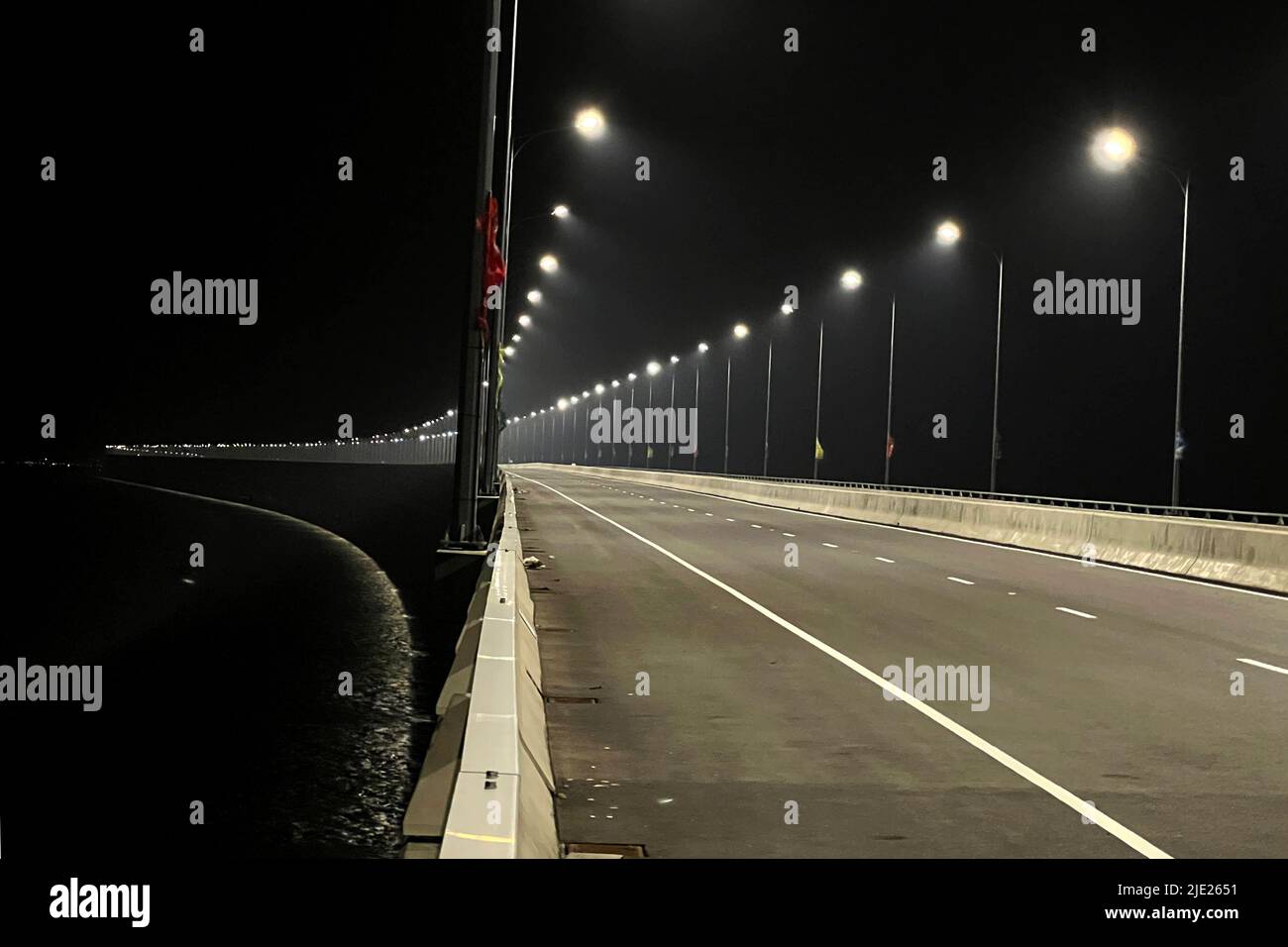 Allgemeine Ansicht der Beleuchtung der Padma-Brücke im Munshiganj-Gebiet in Dhaka, Bangladesch, am 24. Juni 2022 Stockfoto