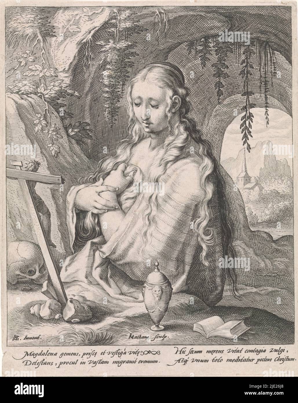 Büßer Maria Magdalena, Maria Magdalena beim Blick auf ein Kruzifix in einer teilweise bewachsenen Höhle. Im Vordergrund eine Vase und ein offenes Buch. Im Hintergrund rechts, Blick auf Berglandschaft mit Kirche. Darunter die Darstellung vierzeiliger lateinischer Text., Druckerei: Jacob Matham, (auf Objekt erwähnt), nach Zeichnung von: Hendrick Goltzius, (auf Objekt erwähnt), Haarlem, 1588 - 1592, Papier, Gravur, Höhe 171 mm × Breite 135 mm Stockfoto
