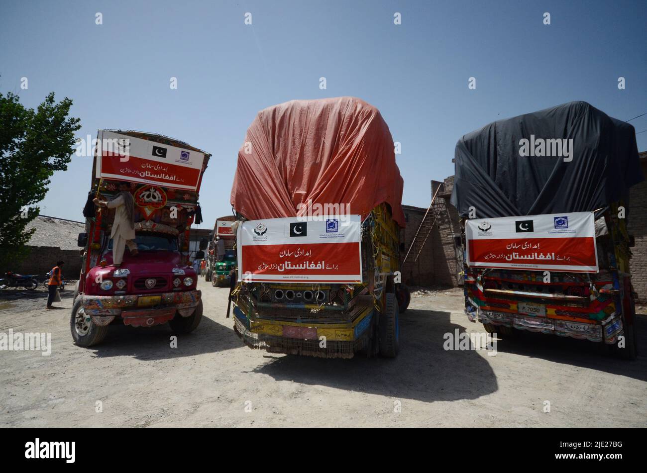 23. Juni 2022, Peshawar, khyber pakhtunkhwa, Pakistan: Mitarbeiter der Alkhidmat-Stiftung verladen Hilfsgüter auf Lieferwagen, um nach Chamkani nach afghanischen Erdbebenopfern zu versenden. Mehr als 1.000 Menschen wurden getötet und mehr als 1.500 weitere verletzt, nachdem ein Erdbeben der Stärke 5,9 vor Sonnenaufgang am 22. Juni Ostafghanistan getroffen hatte, berichtete die staatliche afghanische Nachrichtenagentur Bakhtar. Nach Angaben der Behörden dürfte die Zahl der Todesopfer steigen. (Bild: © Hussain Ali/Pacific Press via ZUMA Press Wire) Stockfoto