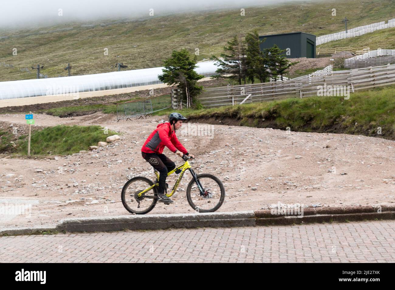 Erwachsene Männer reiten MTB-Fahrrad in Ben Nevis Range, Schottland, Großbritannien Stockfoto