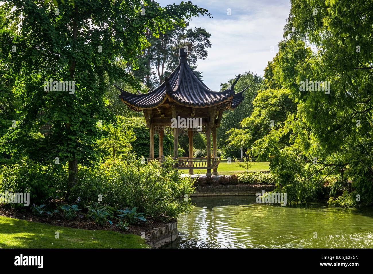 The Butterfly Lovers Pavilion mit Blick auf den See, Wisley Garden, Surrey, Großbritannien Stockfoto