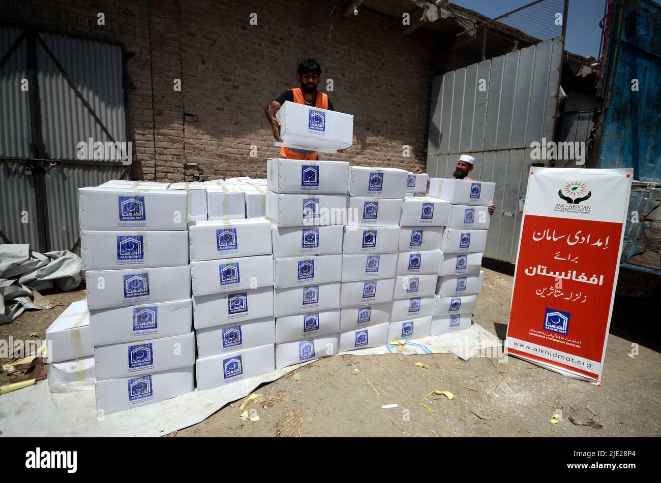 23. Juni 2022, Peshawar, khyber pakhtunkhwa, Pakistan: Mitarbeiter der Alkhidmat-Stiftung verladen Hilfsgüter auf Lieferwagen, um nach Chamkani nach afghanischen Erdbebenopfern zu versenden. Mehr als 1.000 Menschen wurden getötet und mehr als 1.500 weitere verletzt, nachdem ein Erdbeben der Stärke 5,9 vor Sonnenaufgang am 22. Juni Ostafghanistan getroffen hatte, berichtete die staatliche afghanische Nachrichtenagentur Bakhtar. Nach Angaben der Behörden dürfte die Zahl der Todesopfer steigen. (Bild: © Hussain Ali/Pacific Press via ZUMA Press Wire) Stockfoto