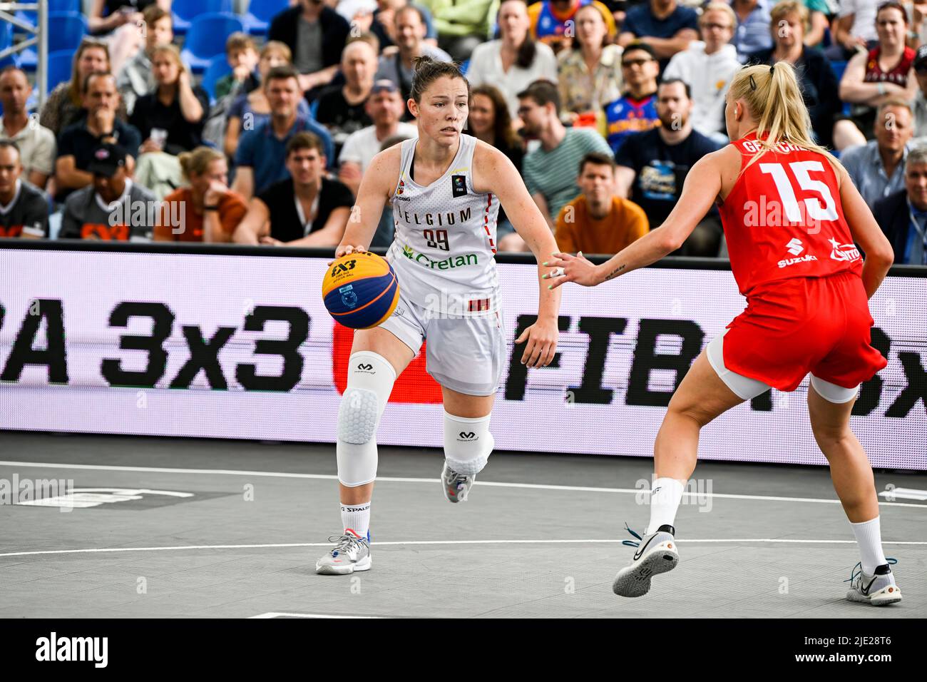 Die belgische Frau ine Joris und die polnische Klaudia Gertchen wurden während eines 3x3-Basketballspiels zwischen Belgien und Polen in der Qualifikationsrunde der Frauen bei der Weltmeisterschaft der FIBA 2022 am Freitag, den 24. Juni 2022, in Antwerpen in Aktion gezeigt. Die FIBA 3x3 Basket World Cup 2022 findet vom 21. Bis 26. Juni in Antwerpen statt. BELGA FOTO TOM GOYVAERTS Stockfoto