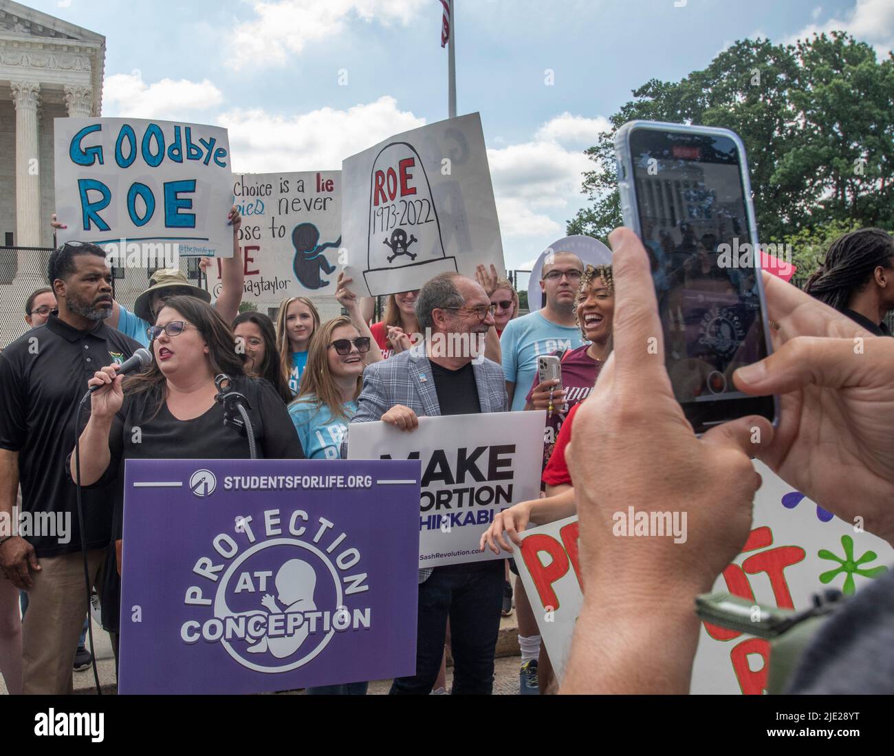 WASHINGTON, D.C., 24. JUNI: Pro-Life-Befürworter treffen sich vor dem Obersten Gerichtshof der USA in Washington DC und reagieren auf das Urteil, das die Landmark-Entscheidung von 1973, Roe V Wade, die legale Abtreibungen erlaubte, kippte. Washington, DC 24. Juni 2022. Quelle: Patsy Lynch/MediaPunch Stockfoto