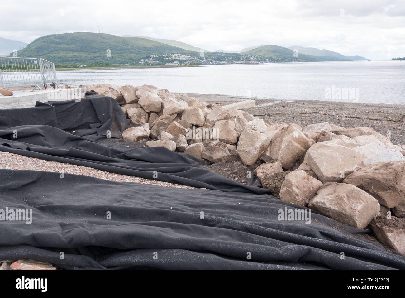 Der Hochwasserschutz arbeitet am Ufer des Loch Eil, um Caol zu schützen Stockfoto