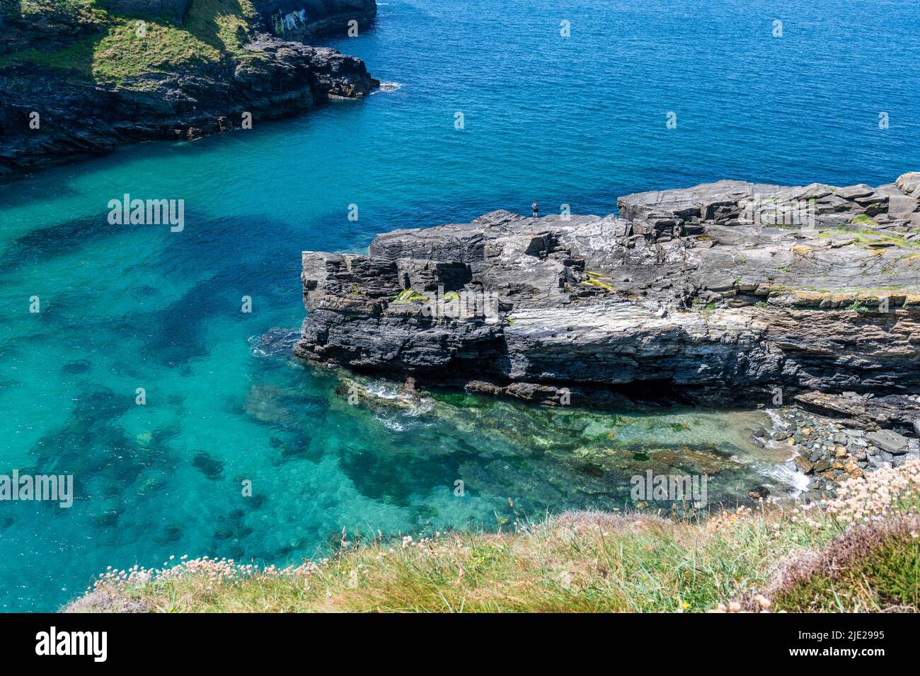 Tintagel in Cornwall mit klarem blauen Meer Stockfoto