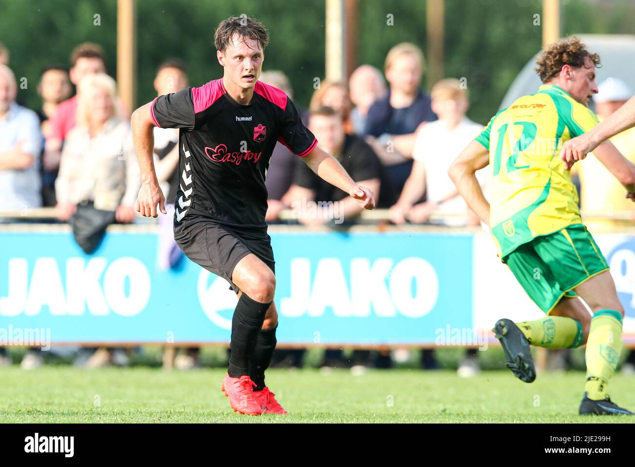 EMMEN, NIEDERLANDE - 24. JUNI: Jeff Hardeveld vom FC Emmen beim Freundschaftsspiel zwischen DZOH und FC Emmen am 24. Juni 2022 in Emmen, Niederlande (Foto: Pieter van der Woude/Orange Picches) Stockfoto