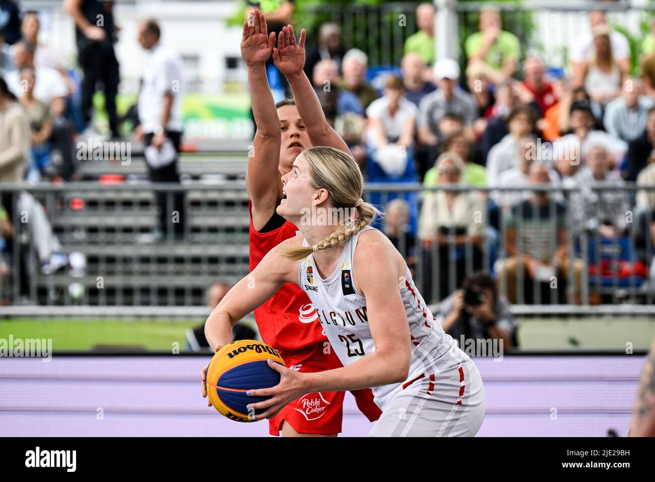 Die polnische Dominika Owczarzak und die belgische Becky Massey wurden während eines 3x3-Basketballspiels zwischen Belgien und Polen in der Qualifikationsrunde der Frauen bei der Weltmeisterschaft der FIBA 2022 am Freitag, den 24. Juni 2022, in Antwerpen in Aktion gezeigt. Die FIBA 3x3 Basket World Cup 2022 findet vom 21. Bis 26. Juni in Antwerpen statt. BELGA FOTO TOM GOYVAERTS Stockfoto