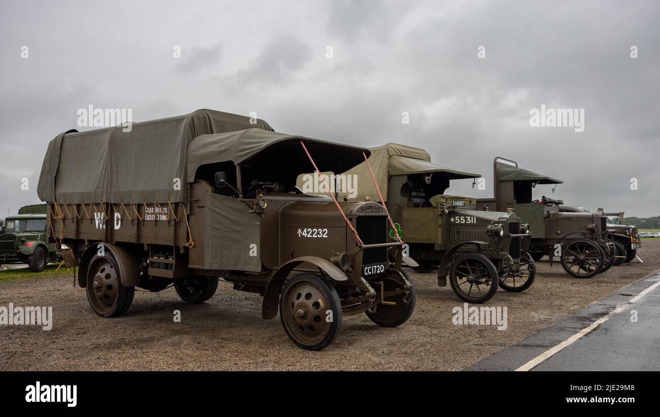 Sammlung von Militärlastwagen aus dem 3. Weltkrieg 1 auf der Shuttleworth Evening Airshow am 18.. Juni 2022 Stockfoto