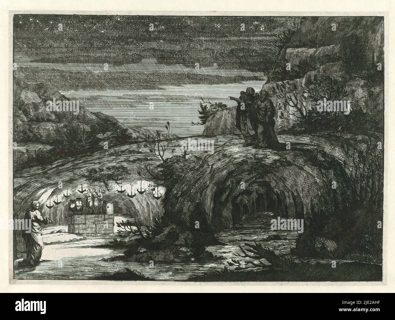 Nächtliche Landschaft mit Figuren in Toga am antiken Schrein, Felsenlandschaft mit zwei Höhlen im Vordergrund. Links befindet sich eine Höhle mit einem Altar mit drei Statuen, die von acht hängenden Öllampen hell erleuchtet wird. Auf der linken Seite geht ein Mann zu dieser Höhle. Die rechte Höhle ist verdunkelt. Oben auf diesem Raum befinden sich zwei Männer, von denen einer auf etwas in der Ferne zeigt. Der Himmel ist mit Sternen übersät., Druckerei: Anonym, nach Entwurf von: Anonymous, c. 1600 - c. 1650, Papier, Radierung, Höhe 239 mm × Breite 331 mm Stockfoto