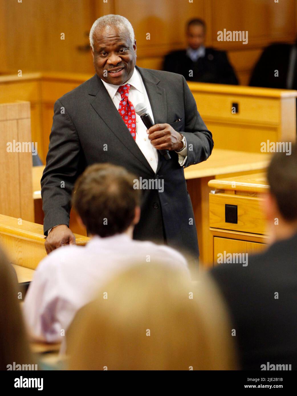 GULFPORT, FLORIDA; der Richter des Obersten Gerichtshofs der Vereinigten Staaten, Clarence Thomas, spricht während eines Besuchs der Juraschule am 2. Februar 2010 in Gulfport, Florida. Stockfoto
