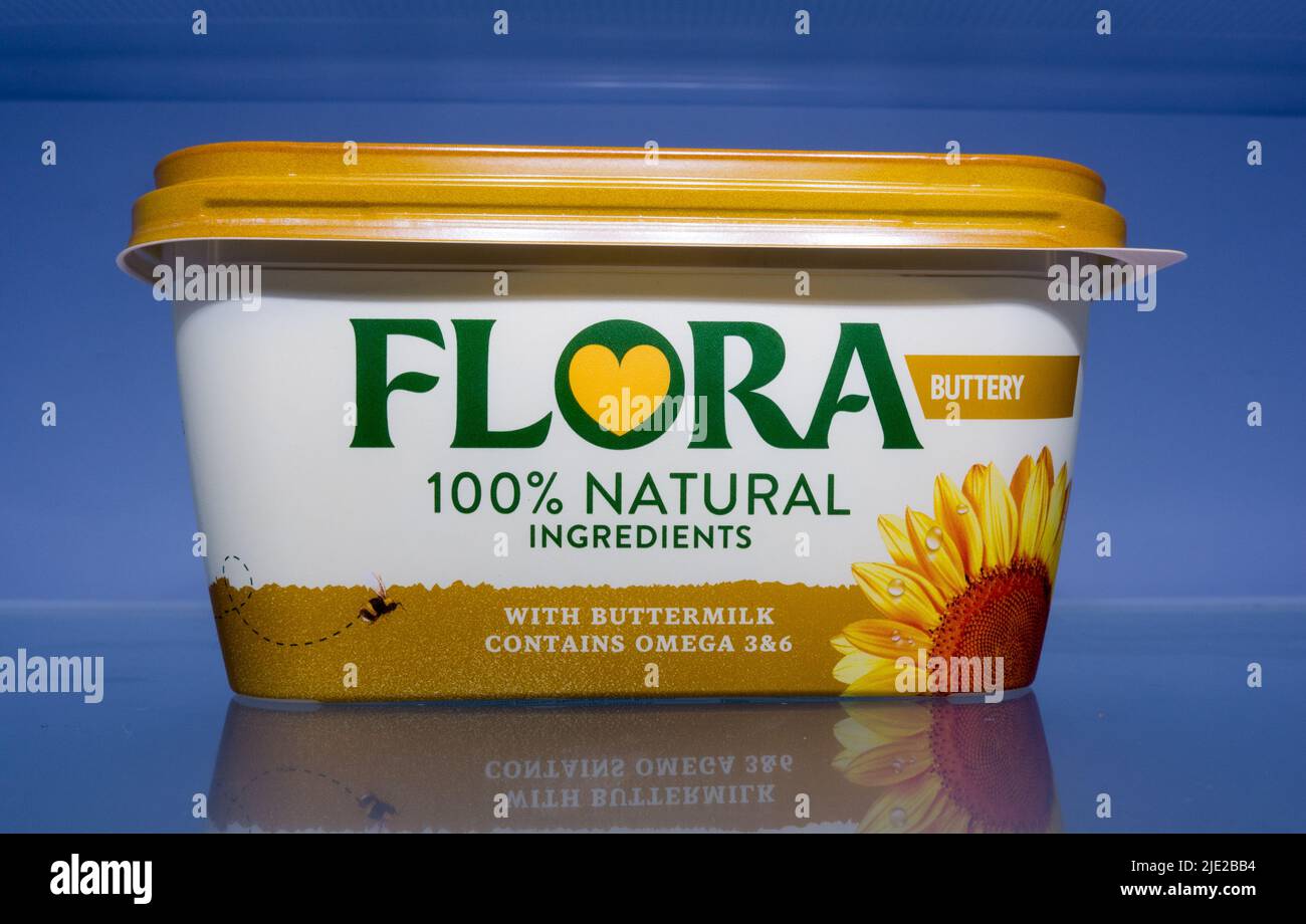 Pack von Flora Brotaufstrich in Kunststoffbehälter im Kühlschrank platziert Stockfoto