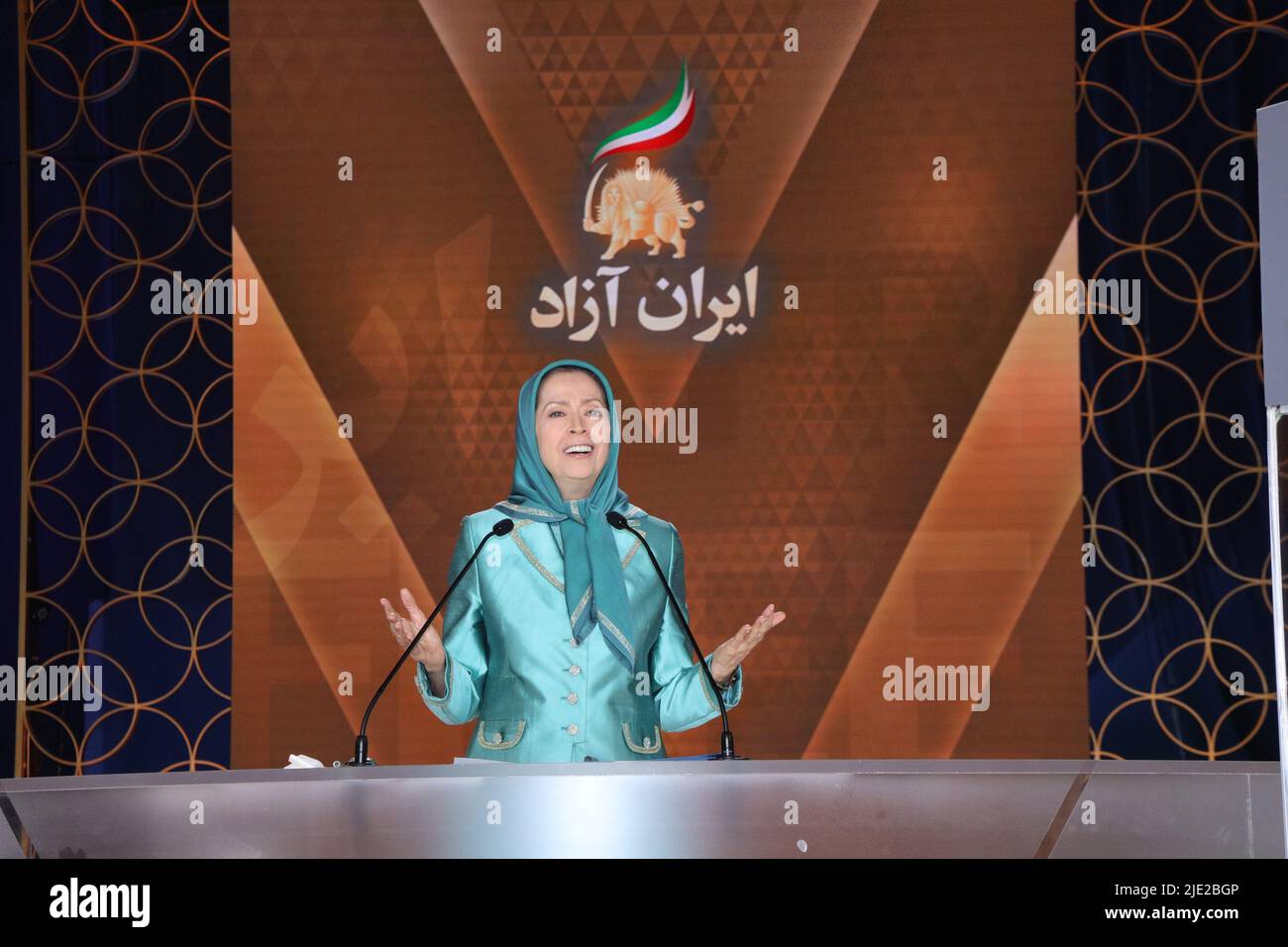 Manez, Albanien. 23.. Juni 2022. Die designierte Präsidentin des Nationalen Widerstandsrates des Iran (NCRI), Maryam Rajavi, spricht bei einem Treffen mit Mike Pence, dem US-Vizepräsidenten von 48. in Ashraf 3, wo Tausende von Mitgliedern der wichtigsten iranischen Oppositionsbewegung, Die Mudschahedin-e Khalq (PMOI/MEK). Es wurden Meinungen über die objektiven Bedingungen in der iranischen Gesellschaft, die NCRI-Alternative und den Ansatz der internationalen Gemeinschaft gegenüber dem religiösen Faschismus im Iran ausgetauscht. (Foto von Siavosh Hosseini/SOPA Images/Sipa USA) Quelle: SIPA USA/Alamy Live News Stockfoto