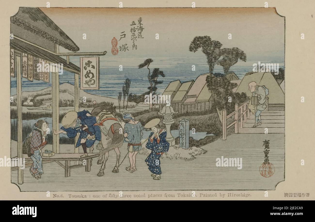 Totsuka, Nr. 6. Totsuka: Einer der 53 bekannten Orte aus Tokaido. Gemalt von Hiroshige. (Titel auf Objekt), die Tôkaidô von Hiroshige (Serientitel), Hiroshige no fude Tôkaidô (Serientitel auf Objekt), Ein Mann erhebt sich von seinem Pferd vor der Tür eines Teehauses, wo ihn eine Kellnerin erwartet., nach Druck von: Hiroshige (I) , Utagawa, (erwähnt auf Objekt), Verlag: Fujisawa Bunjirô, (auf Objekt erwähnt), Japan, 1906, Karton, Farbholzschnitt, Höhe 90 mm × Breite 141 mm Stockfoto