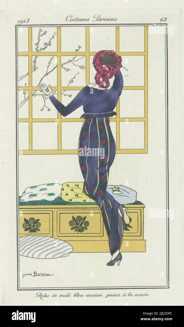 Journal des Dames et des Modes: The Fashion Illustrators, Journal des Dames et des Modes: Fashion News, Journal des Dames et des Modes, Costumes Parisiens, 1913, Nr. 63: Robe de voile bleu ancien peint à la main, Frau im Inneren japanischen Stil, von hinten gesehen, in blauem Kleid, handbemalt., nach Zeichnung von: Louis Bureau, Paris, 1912 - 1914, Papier, Höhe 180 mm × Breite 110 mm Stockfoto