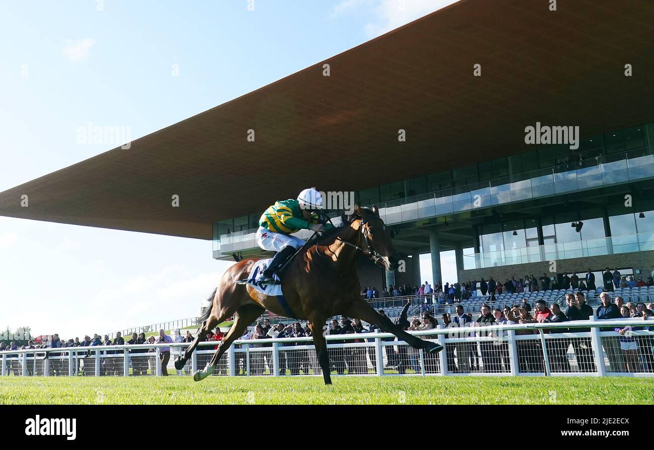 Übliches Training mit Dylan Browne McMonagle auf dem Weg zum Gewinn des DNG Apprentice Derby am ersten Tag des Dubai Duty Free Irish Derby Festivals auf der Curragh Racecourse in der Grafschaft Kildare, Irland. Bilddatum: Freitag, 24. Juni 2022. Stockfoto