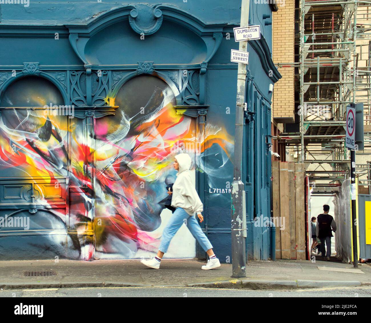 Glasgow, Schottland, Großbritannien, Juni 24. 2022. UK Wetter: Warmes Wetter und ein langweiliger Tag mit wenig Sommer sah die berüchtigte Heiligtum Nachtclub in partick Sport ein neues nmural, das seine Geschichte spiegelt. t Architektur von drei Königinnen Platz.. Credit Gerard Ferry/Alamy Live News Stockfoto