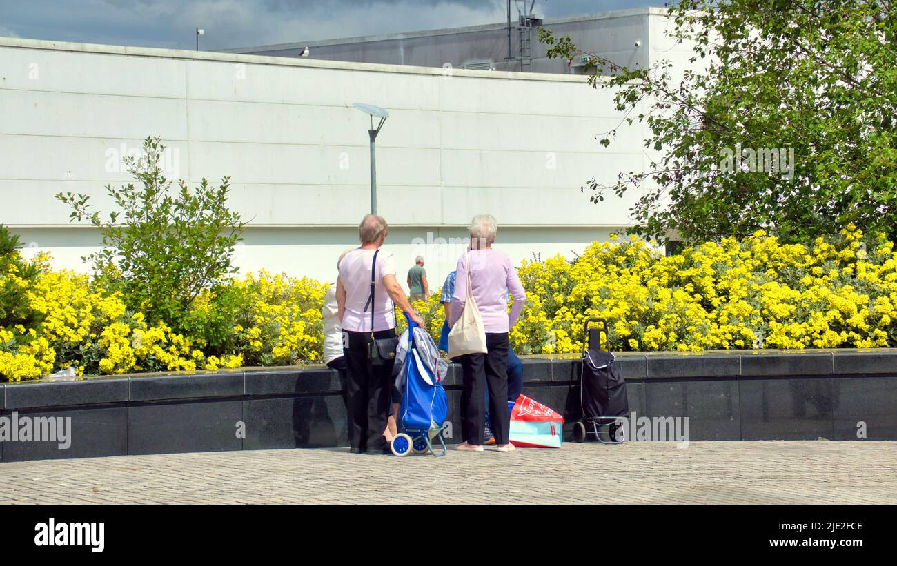 Glasgow, Schottland, Großbritannien, Juni 24. 2022. UK Wetter: Warmes Wetter und ein trüber Tag mit wenig Sommer. Im Einkaufszentrum Clydebank gab es in der nihilistischen brutalistischen Architektur des Three Queens Square wenig zu sommerliches Gefühl. Credit Gerard Ferry/Alamy Live News Stockfoto