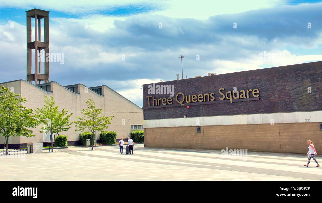 Glasgow, Schottland, Großbritannien, Juni 24. 2022. UK Wetter: Warmes Wetter und ein trüber Tag mit wenig Sommer. Im Einkaufszentrum Clydebank gab es in der nihilistischen brutalistischen Architektur des Three Queens Square wenig zu sommerliches Gefühl. Credit Gerard Ferry/Alamy Live News Stockfoto