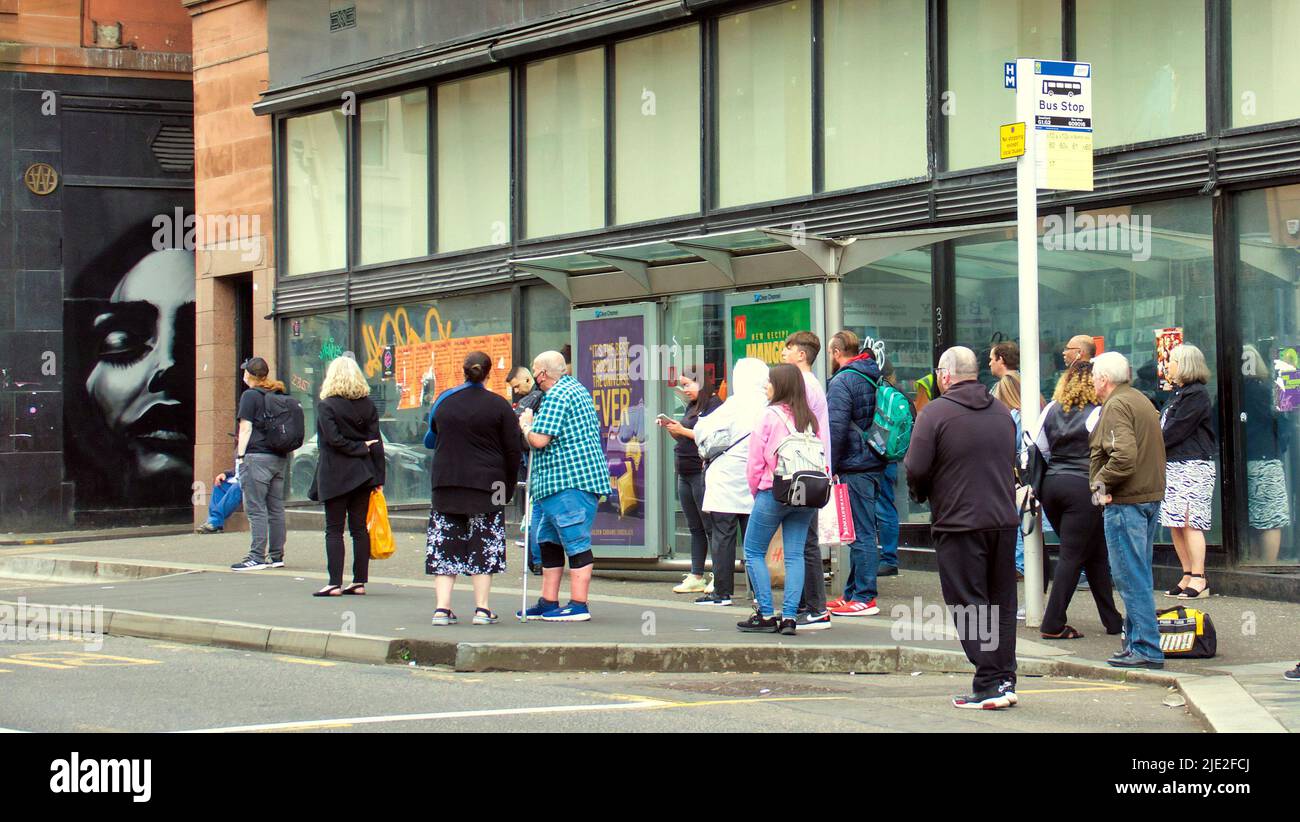 Glasgow, Schottland, Großbritannien, Juni 24. 2022. Wetter in Großbritannien: Warmes Wetter und ein langweiliger Tag mit wenig Sommer sahen Zugschläge mit Bushaltestellen, während die Menschen ihre Geschäfte machten. Credit Gerard Ferry/Alamy Live News Stockfoto