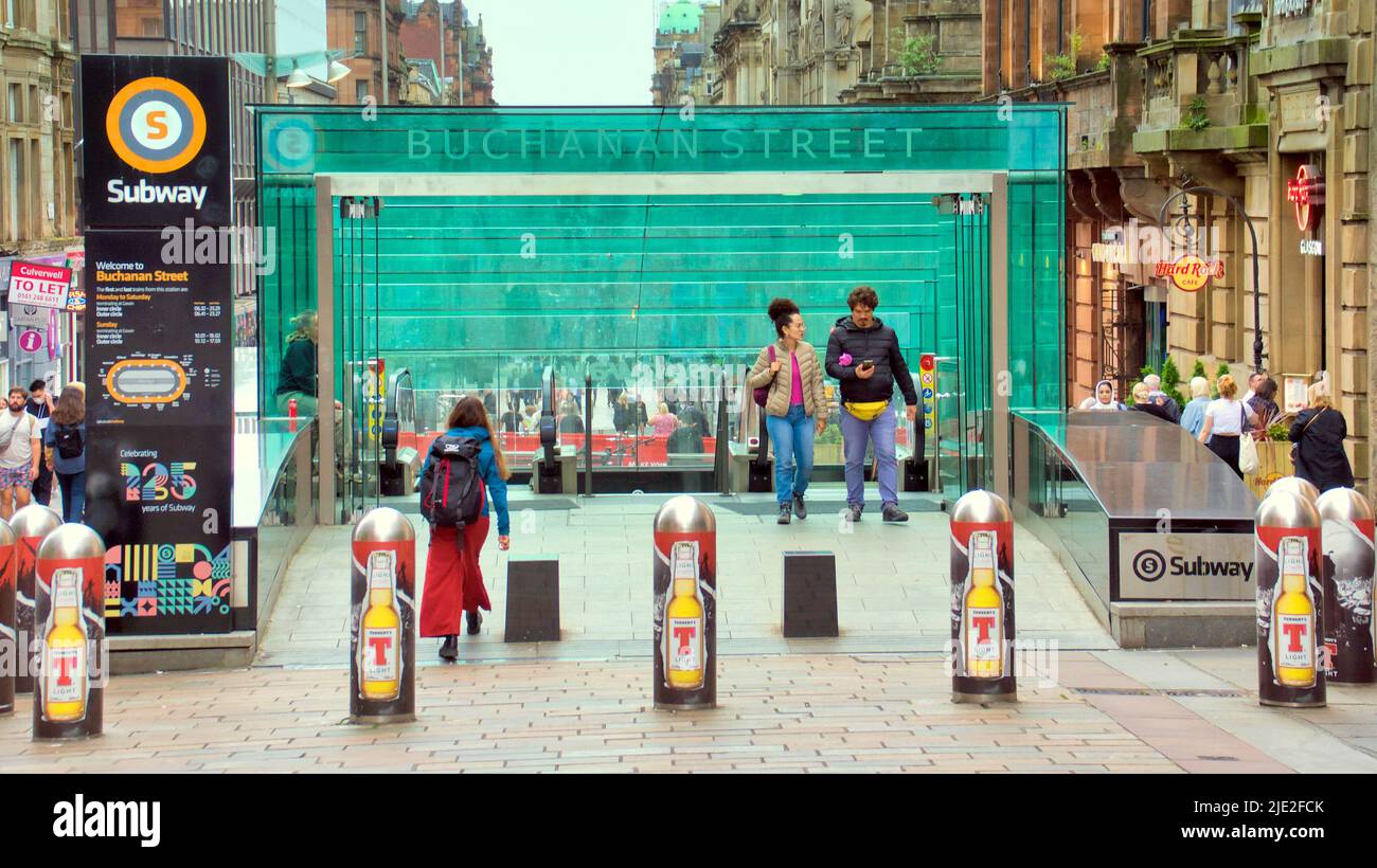Glasgow, Schottland, Großbritannien, Juni 24. 2022. Wetter in Großbritannien: Warmes Wetter und ein trüber Tag mit wenig Sommer sahen die stilistische Meile von schottland buchanan Bus Street U-Bahn Eingang mit tennents Lagerwerbung auf seinen Pollern geschmückt. . Credit Gerard Ferry/Alamy Live News Stockfoto