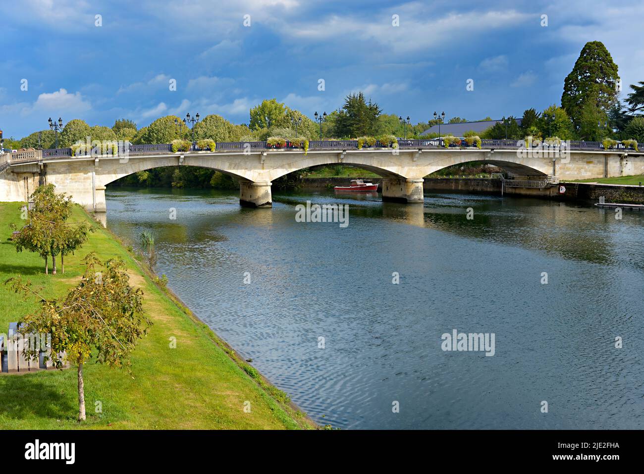 Fluss Charente und Brücke bei Saintes, einer Gemeinde und historischen Stadt im Westen Frankreichs, im Département Charente-Maritime Stockfoto