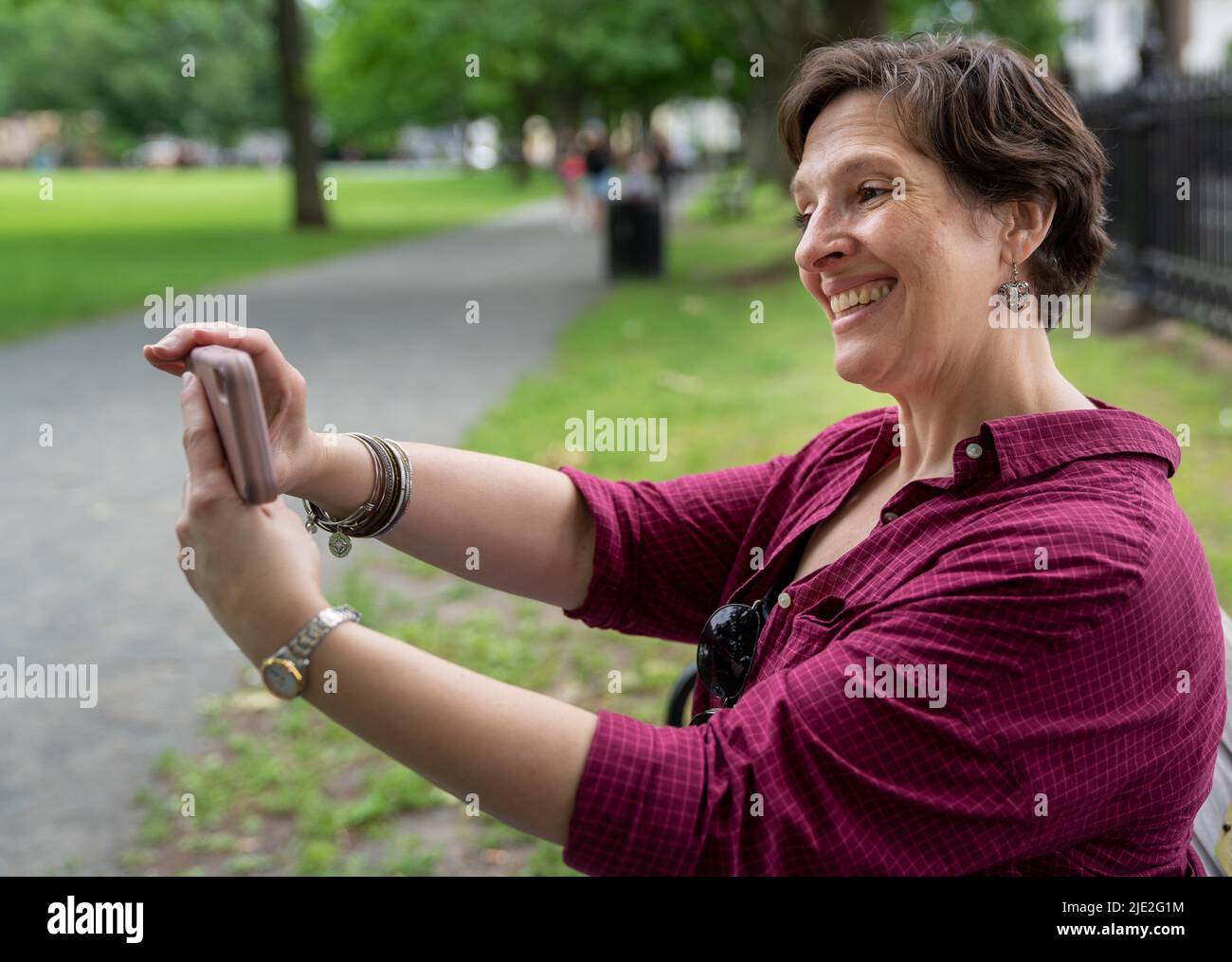 Reife Frau in einem Park, die ein Selfie gemacht hat Stockfoto