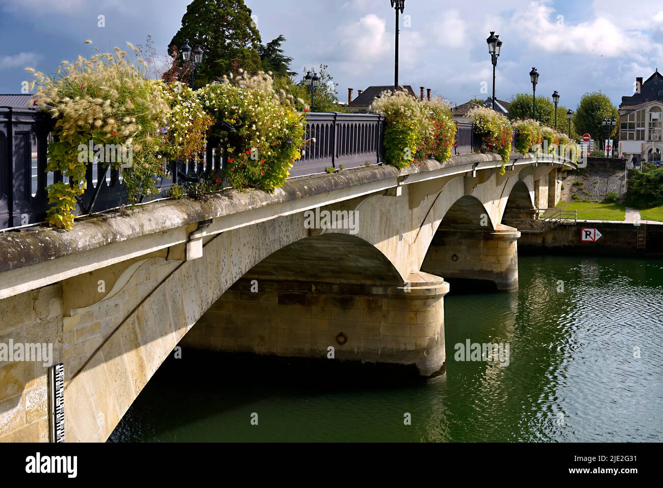 Blumige Brücke und Fluss Charente in Saintes, einer Gemeinde und historischen Stadt im Westen Frankreichs, im Departement Charente-Maritime Stockfoto