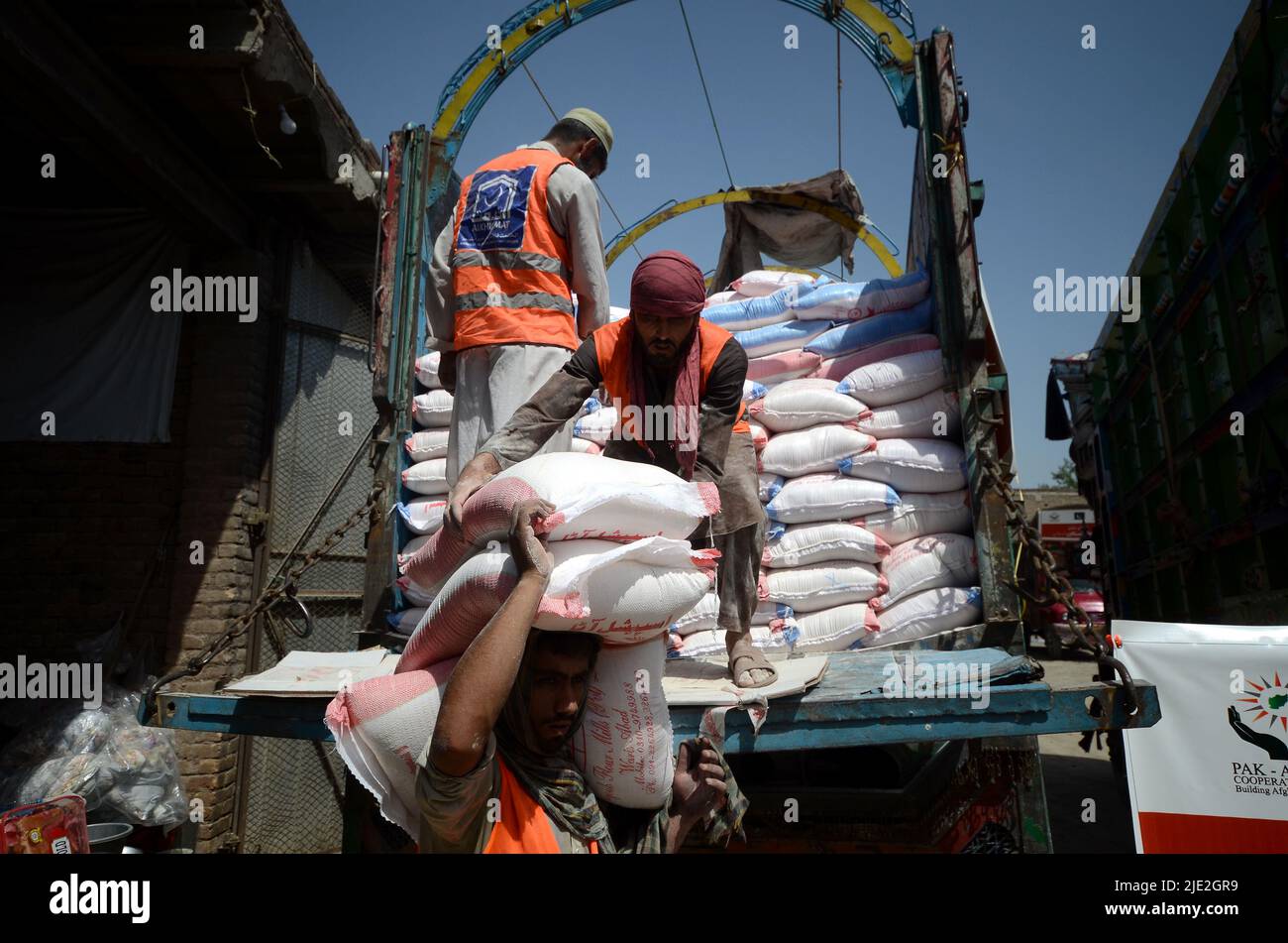 Peshawar, Pakistan. 23.. Juni 2022. Mitarbeiter der Alkhidmat-Stiftung verladen Hilfsgüter auf Lieferwagen, um nach afghanischen Erdbebenopfern in Chamkani zu versenden. Mehr als 1.000 Menschen wurden getötet und mehr als 1.500 weitere verletzt, nachdem ein Erdbeben der Stärke 5,9 vor Sonnenaufgang am 22. Juni Ostafghanistan getroffen hatte, berichtete die staatliche afghanische Nachrichtenagentur Bakhtar. Nach Angaben der Behörden dürfte die Zahl der Todesopfer steigen. (Foto: Hussain Ali/Pacific Press/Sipa USA) Quelle: SIPA USA/Alamy Live News Stockfoto