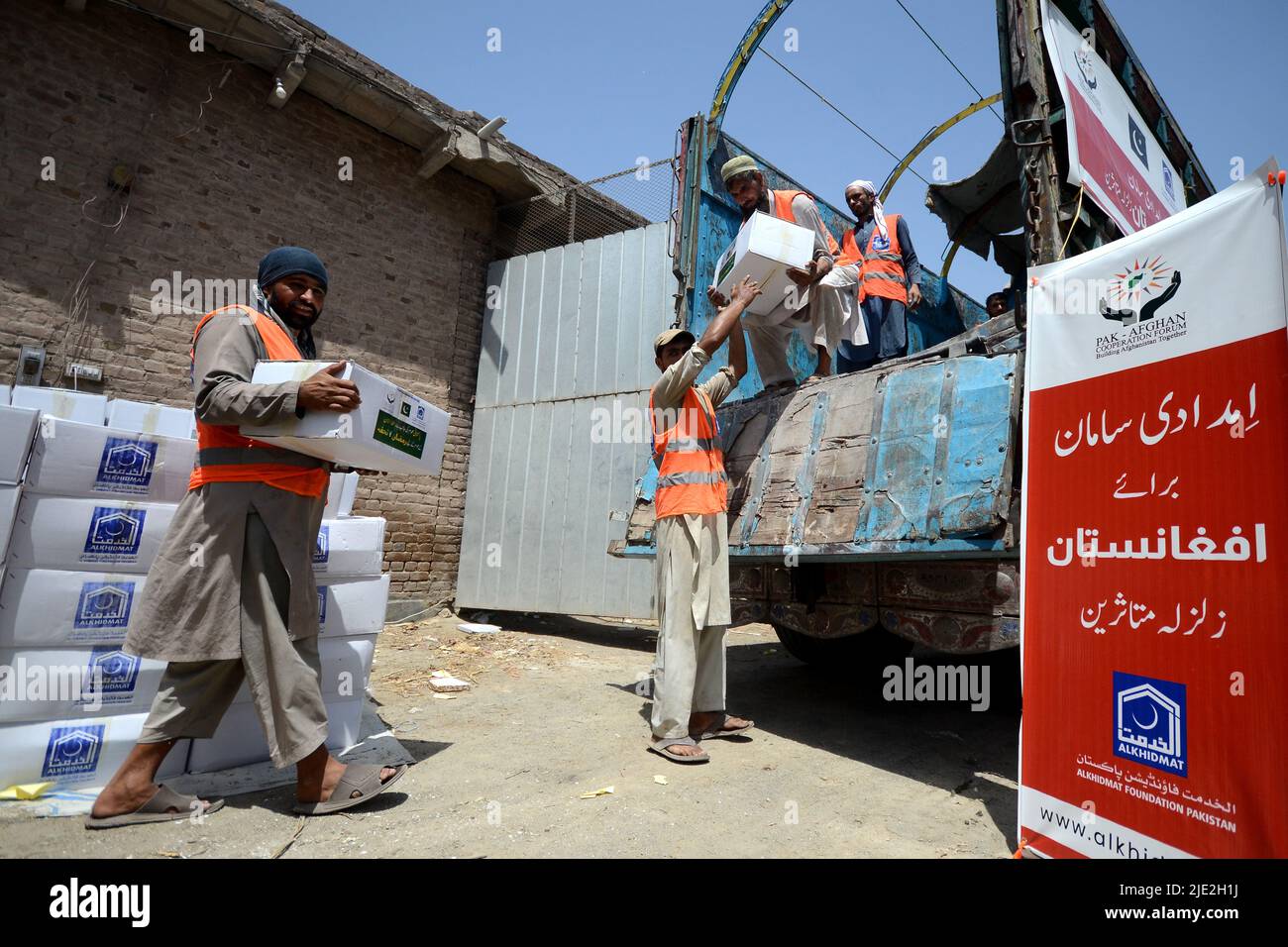 Peshawar, Pakistan. 23.. Juni 2022. Mitarbeiter der Alkhidmat-Stiftung verladen Hilfsgüter auf Lieferwagen, um nach afghanischen Erdbebenopfern in Chamkani zu versenden. Mehr als 1.000 Menschen wurden getötet und mehr als 1.500 weitere verletzt, nachdem ein Erdbeben der Stärke 5,9 vor Sonnenaufgang am 22. Juni Ostafghanistan getroffen hatte, berichtete die staatliche afghanische Nachrichtenagentur Bakhtar. Nach Angaben der Behörden dürfte die Zahl der Todesopfer steigen. (Foto: Hussain Ali/Pacific Press/Sipa USA) Quelle: SIPA USA/Alamy Live News Stockfoto