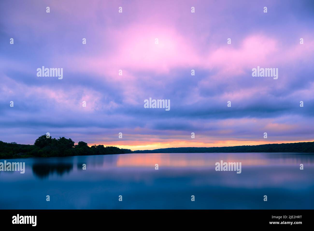 Saganashkee Slough in der Abenddämmerung in den Cook County Forest Preserves in der Nähe von Willow Springs, Illinois Stockfoto